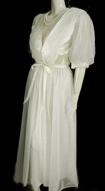 GORGEOUS VINTAGE VICTORIA’S SECRET BRIDAL TROUSSEAU EMBROIDERED CHANTILLY LACE & GLEAMING SATIN PEIGNOIR & NIGHTGOWN SET IN CHAMPAGNE BUBBLES