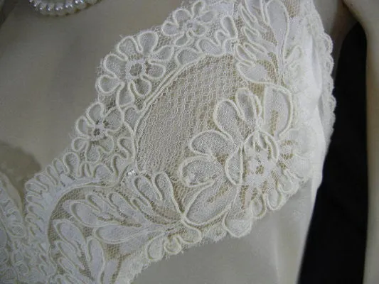 GORGEOUS VINTAGE VICTORIA’S SECRET BRIDAL TROUSSEAU EMBROIDERED CHANTILLY LACE & GLEAMING SATIN PEIGNOIR & NIGHTGOWN SET IN CHAMPAGNE BUBBLES