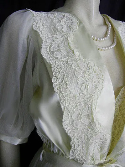 GORGEOUS VINTAGE VICTORIA’S SECRET BRIDAL TROUSSEAU EMBROIDERED CHANTILLY LACE & GLEAMING SATIN PEIGNOIR & NIGHTGOWN SET IN CHAMPAGNE BUBBLES