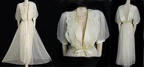 GORGEOUS VINTAGE VICTORIA’S SECRET BRIDAL TROUSSEAU EMBROIDERED CHANTILLY LACE & GLEAMING SATIN PEIGNOIR & NIGHTGOWN SET IN CHAMPAGNE BUBBLES