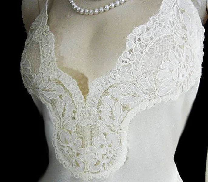 GORGEOUS VINTAGE VICTORIA’S SECRET BRIDAL TROUSSEAU EMBROIDERED CHANTILLY LACE & GLEAMING SATIN PEIGNOIR & NIGHTGOWN SET IN CHAMPAGNE BUBBLES