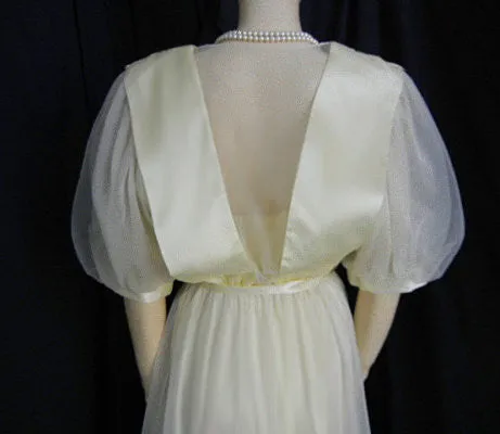 GORGEOUS VINTAGE VICTORIA’S SECRET BRIDAL TROUSSEAU EMBROIDERED CHANTILLY LACE & GLEAMING SATIN PEIGNOIR & NIGHTGOWN SET IN CHAMPAGNE BUBBLES