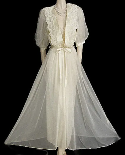 GORGEOUS VINTAGE VICTORIA’S SECRET BRIDAL TROUSSEAU EMBROIDERED CHANTILLY LACE & GLEAMING SATIN PEIGNOIR & NIGHTGOWN SET IN CHAMPAGNE BUBBLES