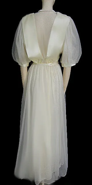 GORGEOUS VINTAGE VICTORIA’S SECRET BRIDAL TROUSSEAU EMBROIDERED CHANTILLY LACE & GLEAMING SATIN PEIGNOIR & NIGHTGOWN SET IN CHAMPAGNE BUBBLES