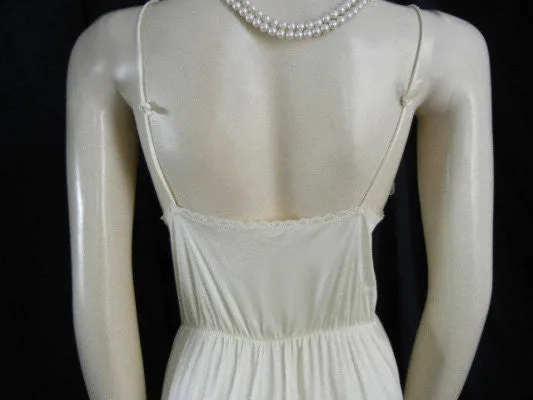 GORGEOUS VINTAGE VICTORIA’S SECRET BRIDAL TROUSSEAU EMBROIDERED CHANTILLY LACE & GLEAMING SATIN PEIGNOIR & NIGHTGOWN SET IN CHAMPAGNE BUBBLES