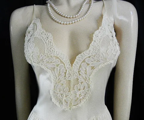 GORGEOUS VINTAGE VICTORIA’S SECRET BRIDAL TROUSSEAU EMBROIDERED CHANTILLY LACE & GLEAMING SATIN PEIGNOIR & NIGHTGOWN SET IN CHAMPAGNE BUBBLES